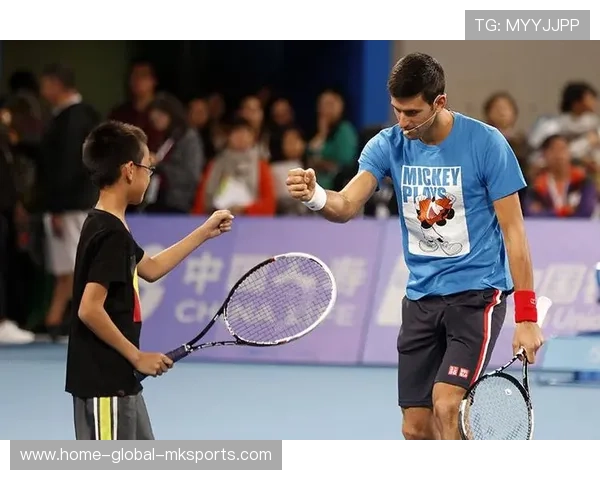 网球少年被球砸头仍能反抽制胜